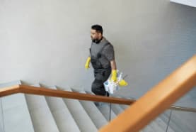 devono effettuare le pulizie